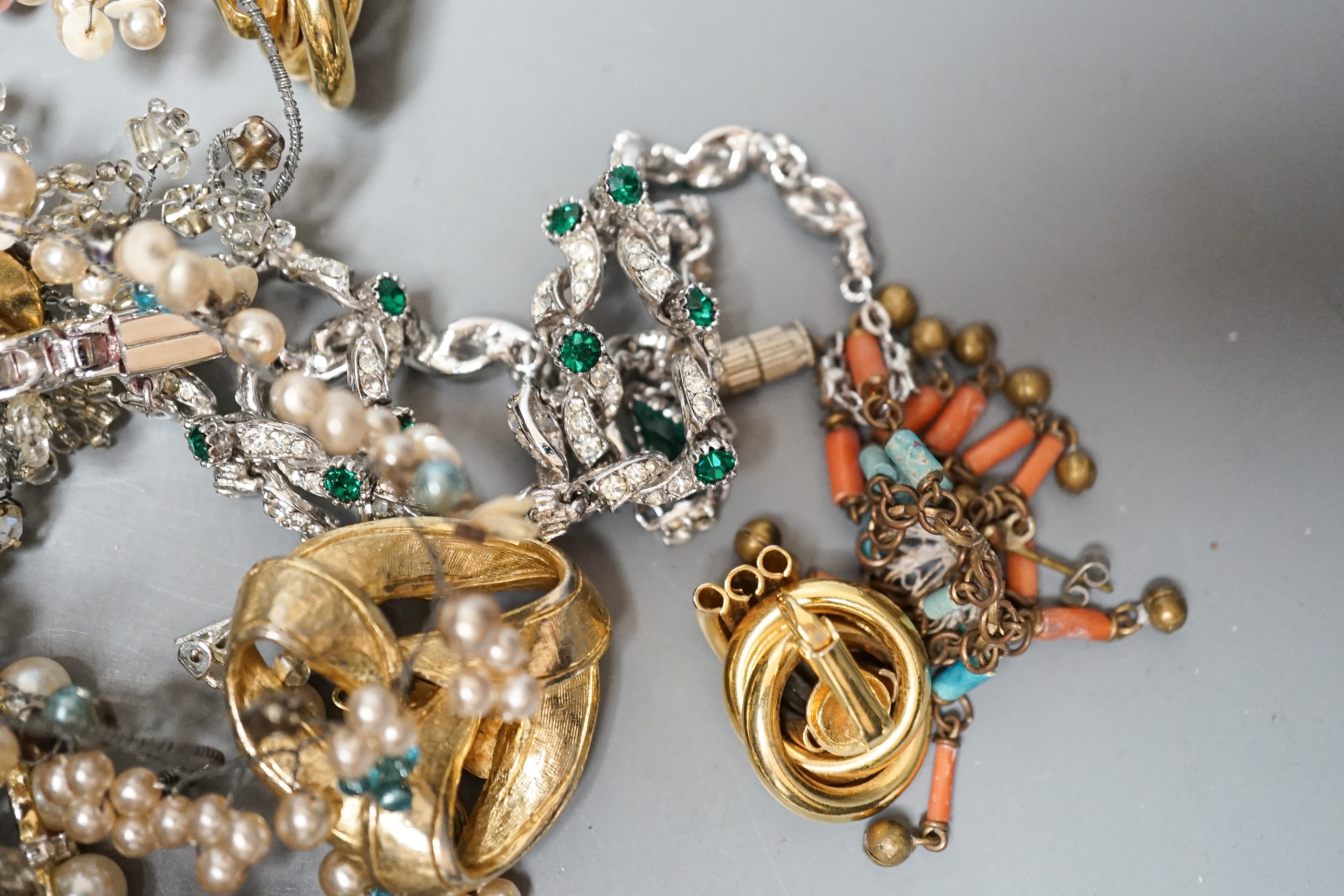 A small group of costume jewellery.